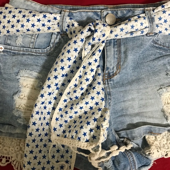 Belted short jean shorts with crochet embellished - Picture 8 of 10